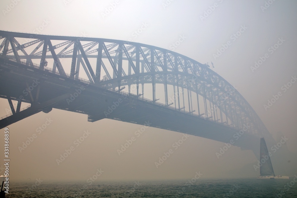 Naklejka premium Hafenbrücke im Feuerrauch
