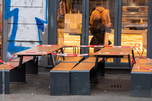 Mit rot-weißen Absperrband abgesperrter Freisitz des Restaurants RISA Chicken an der Schönhauser Allee in Berlin-Prenzlauer Berg. Auf Grund behördlicher Anordnung gibt es Essen nur zum Mitnehmen.  photo