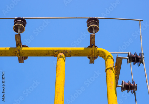 Protection of the main gas pipe using fittings on insulators