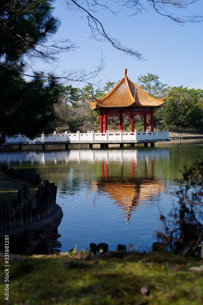 伊丹市・緑ヶ丘公園の賞月亭のある下池の風景