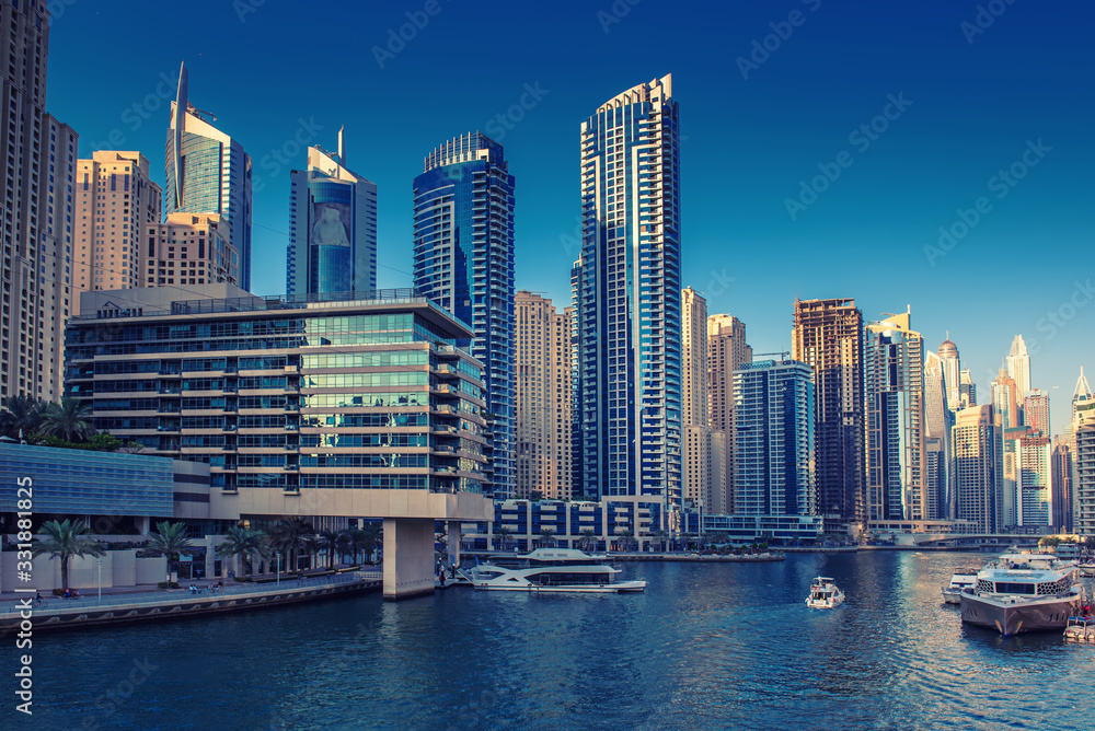 Obraz premium Dubai Marina o zachodzie słońca