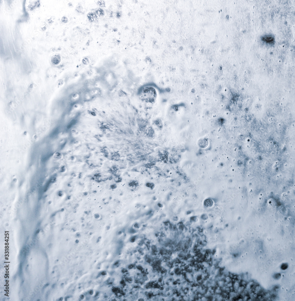 Obraz premium Auto glass in foam and water at a car wash as a backdrop