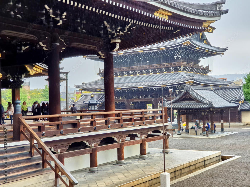Fototapeta premium Huge temple in the rainy day in Kyoto