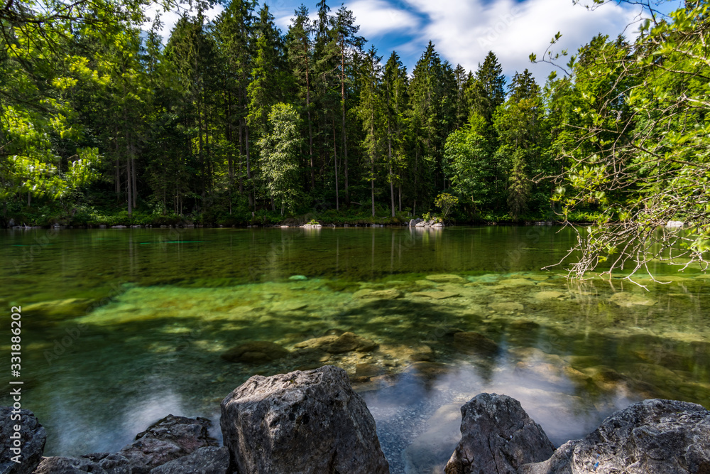Obraz premium Fantastic round hike around the beautiful Eibsee at the Tiroler Zugspitze Arena