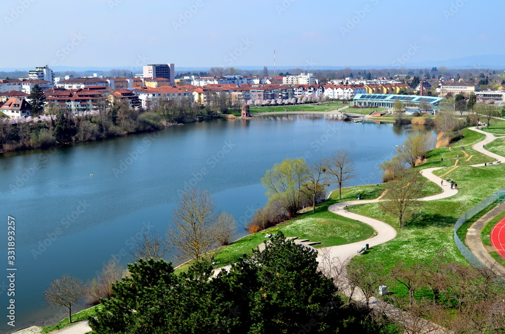 Fototapeta premium Blick auf den Freiburger Seepark im Frühling