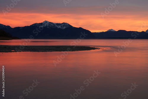 Gl  hendes Abendrot mit Blick auf die Alpen am Chiemsee nach dem Sonnenuntergang