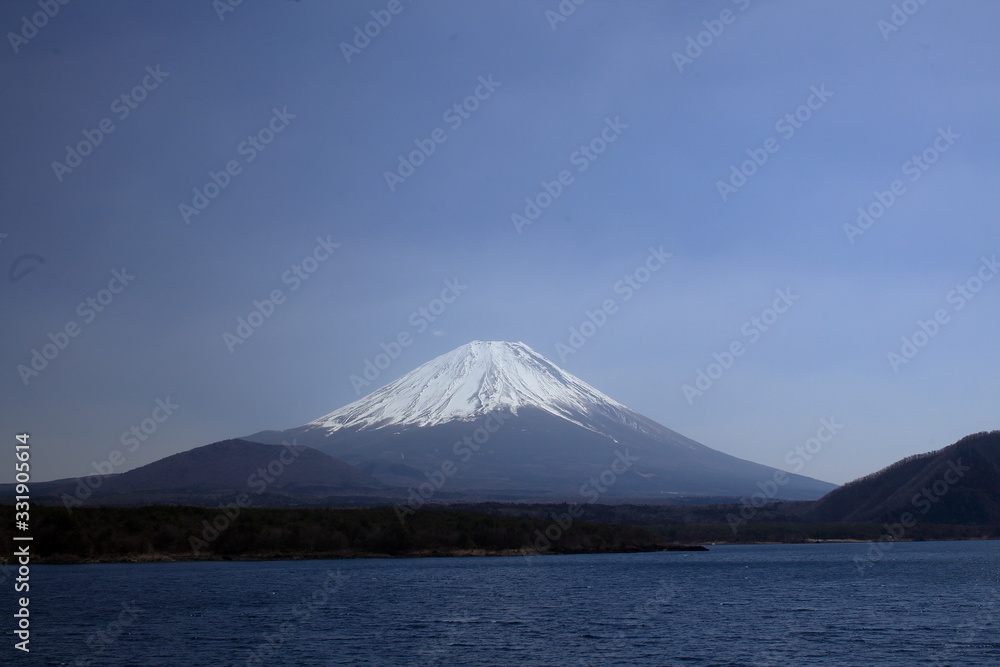 Mt. Fuji straddles Yamanashi and Shizuoka prefectures. Mt. Fuji straddles Yamanashi and Shizuoka prefectures.