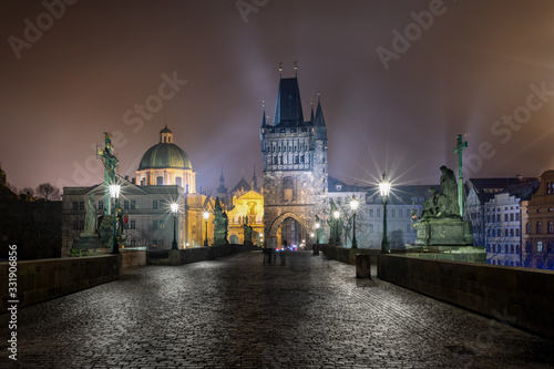 Blick über die Karlsbrücke auf die Altstadt von Prag, Tschechien, in einer kalten Winternacht mit Nebel 