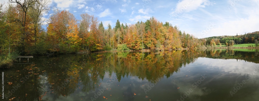Herbst-Panorama am Waldweiher
