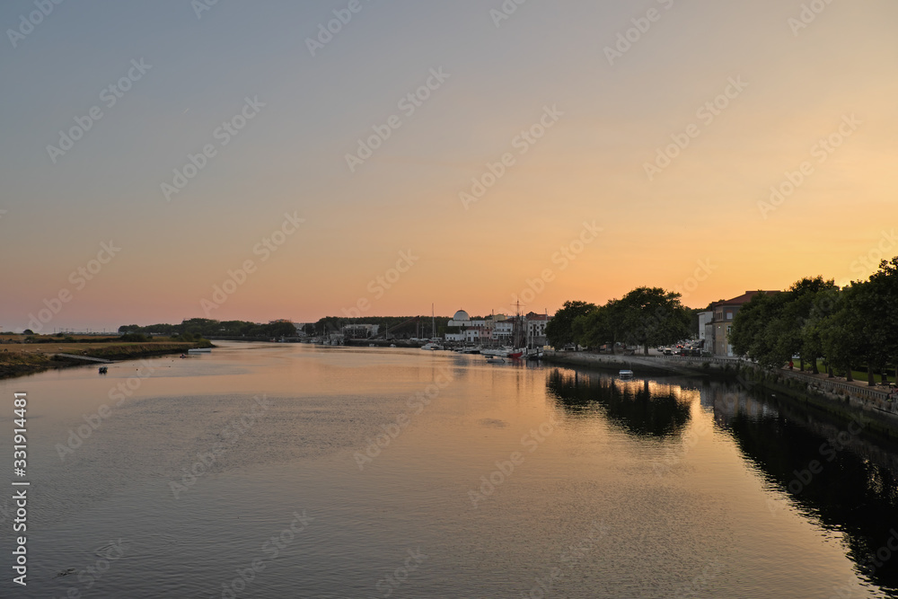 Estuario del río Ave en la localidad portuguesa de Vila do Conde al crepúsculo.