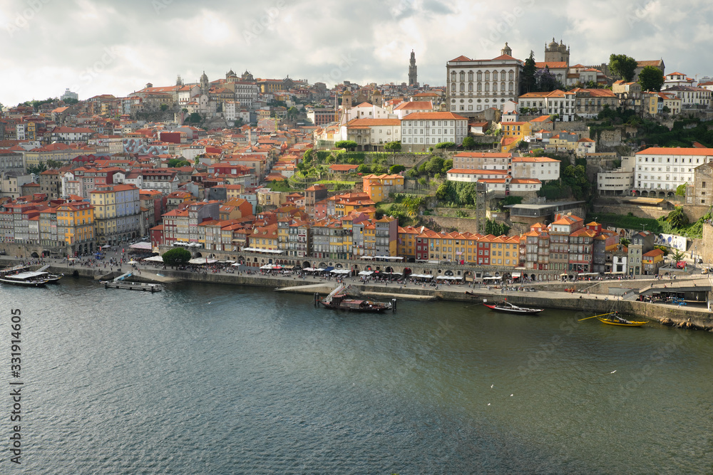 Vista de la ciudad portuguesa de Oporto y el río Duero desde Vilanova de Gaia.