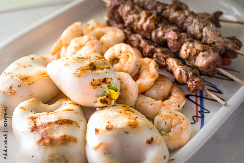 Shrimps, Souvlaki, Kalamari grillen Shrimps, Souvlaki, Kalamari grillen