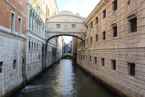 Puente sobre un canal de Venecia