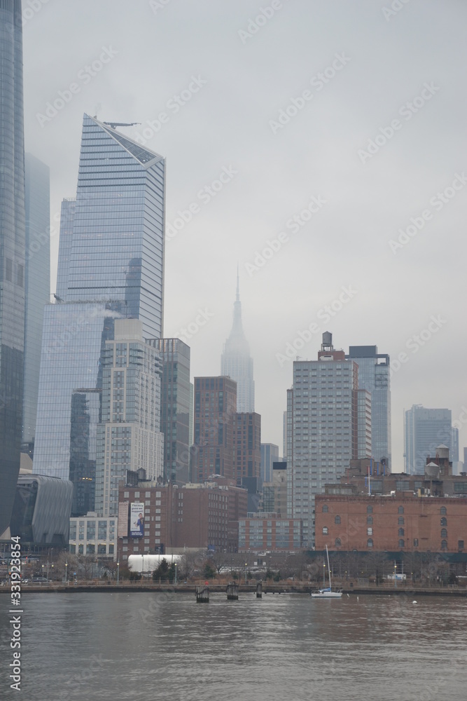 Fototapeta gratte ciel dans la brume à new york