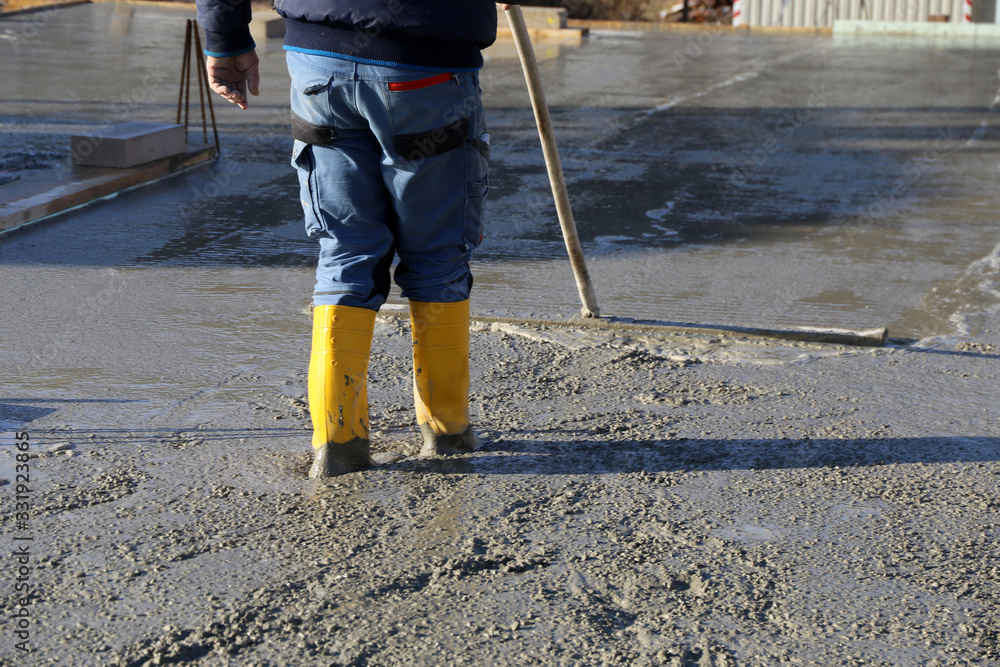 Concreting a base plate with ready-mixed concrete