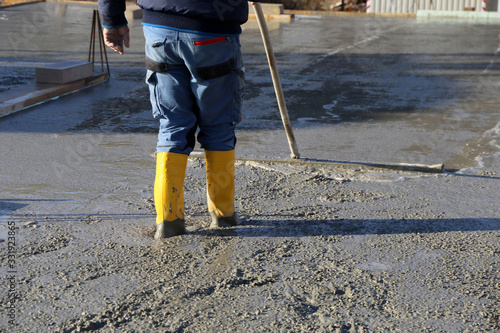 Concreting a base plate with ready-mixed concrete