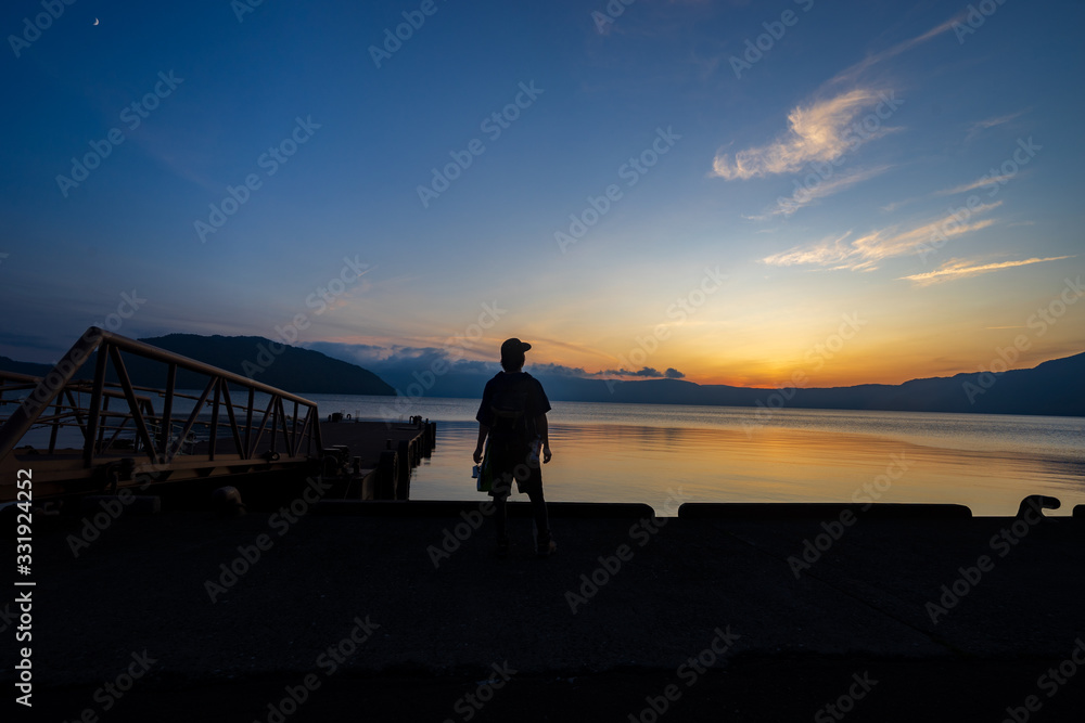 夕日を眺める男性 (日本 - 青森 - 十和田湖)