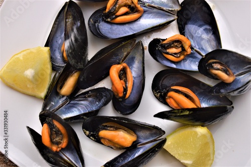 piatto di cozze impepata di cozze con pepe e limone frutti di mare photo