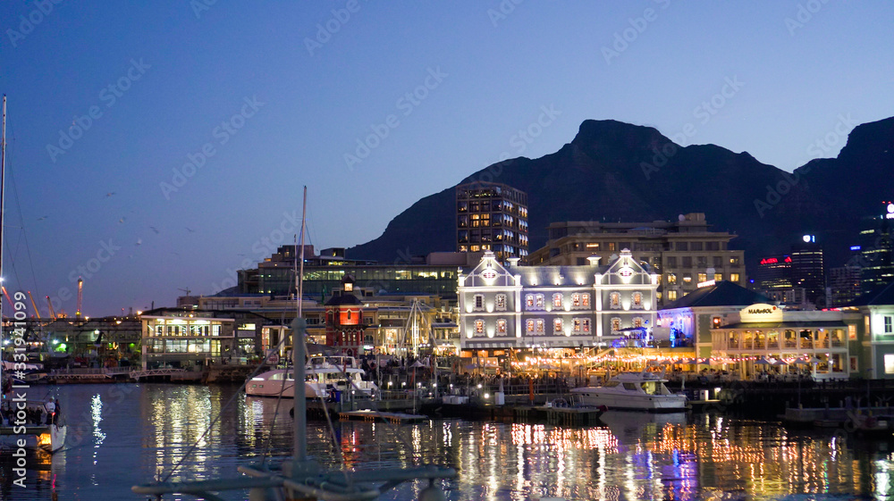Naklejka premium Kapsztad piękna scena z nabrzeża Wiktorii w Republice Południowej Afryki o zmierzchu wieczorem odbicie światła