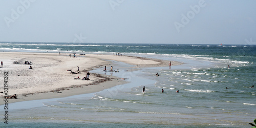 Pessoas tomando banho de mar em uma praia do Brasil