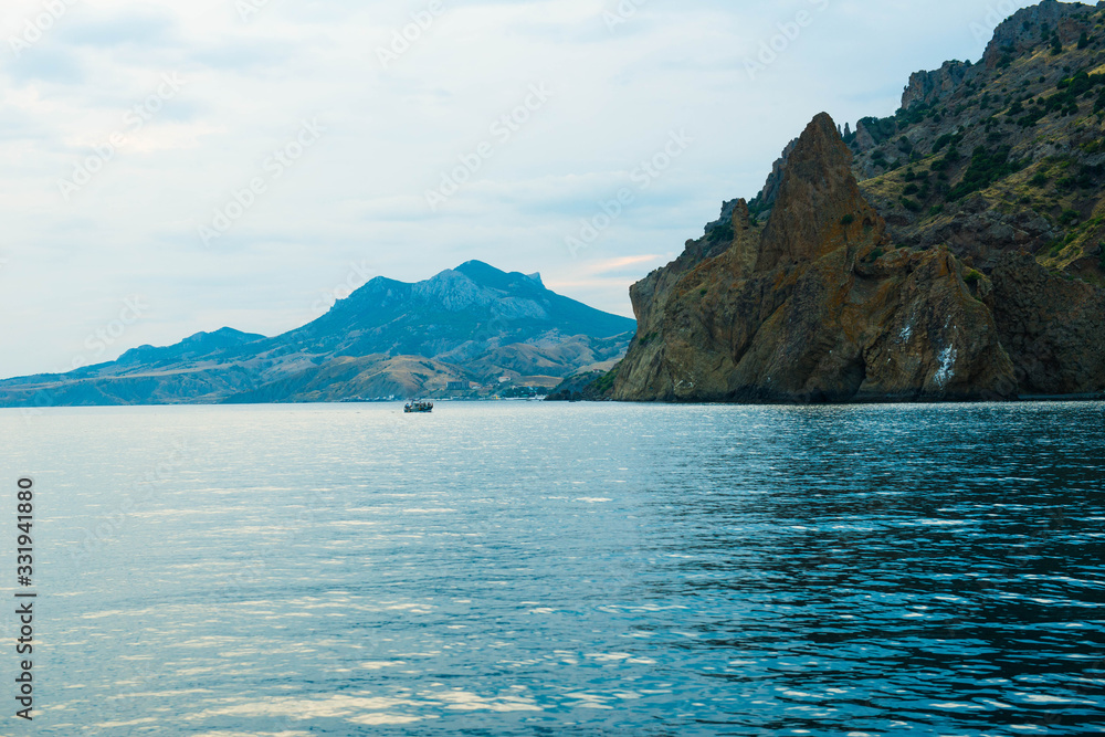 Fototapeta горы стоят на море на полуострове крым