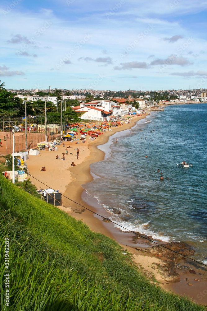 Praia da orla de Salvador com banhistas curtindo o verão