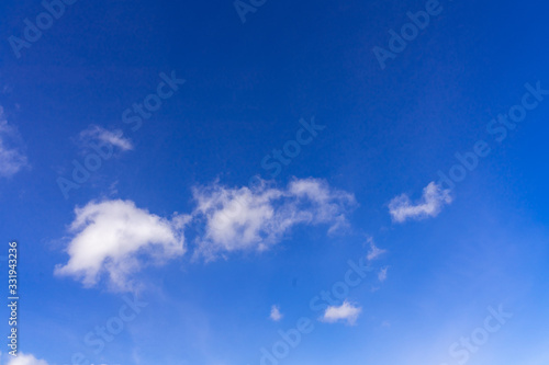 Fotografie saturated blue sky with small pile clouds