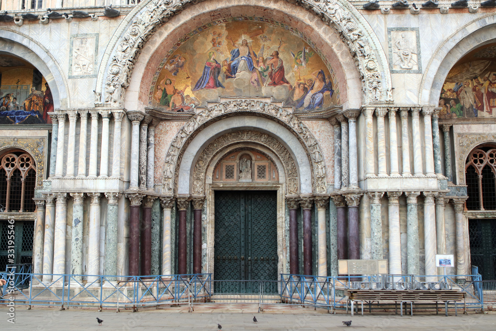Portal de la Iglesia San Marcos