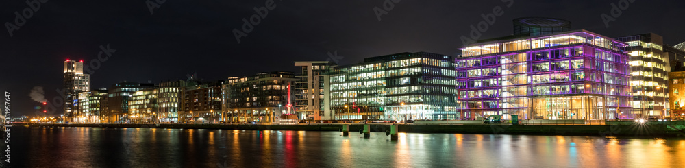 Fototapeta premium Piękna scena wgląd nocy centrum miasta Dublin stare miasto Irlandia pejzaż odbicie rzeki Leahy długi czas ekspozycji
