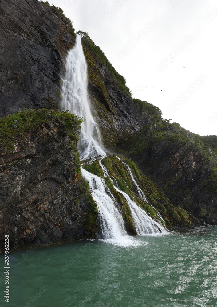 Cascada en el Seno Última Esperanza en el Parque Nacional Bernardo O'Higgins