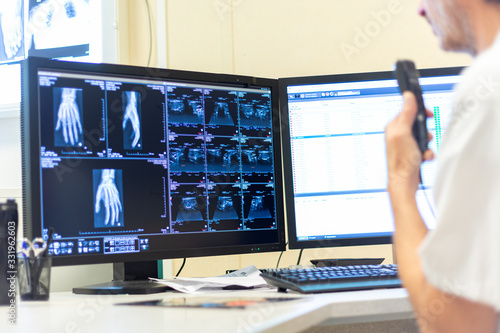 Radiographie échographie médecin radiologue diagnostic examen imagerie médicale au dictaphone photo