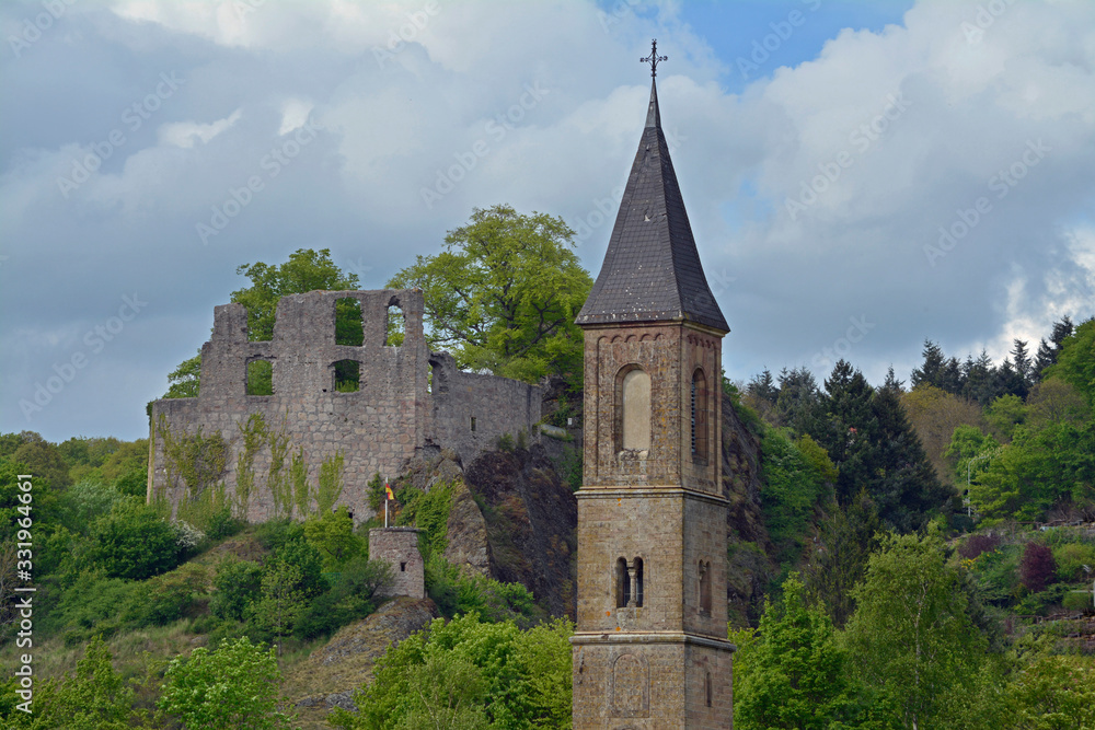 burgruine falkenstein in der pfalz und kirchturm burgruine falkenstein in der pfalz und kirchturm