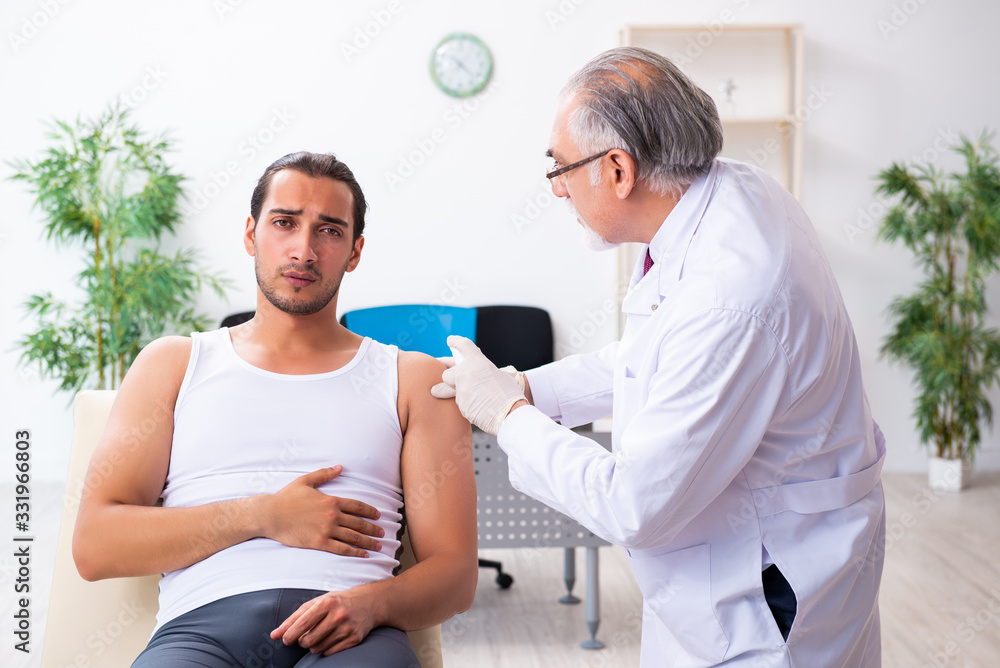 Obraz premium Young male patient visiting experienced doctor