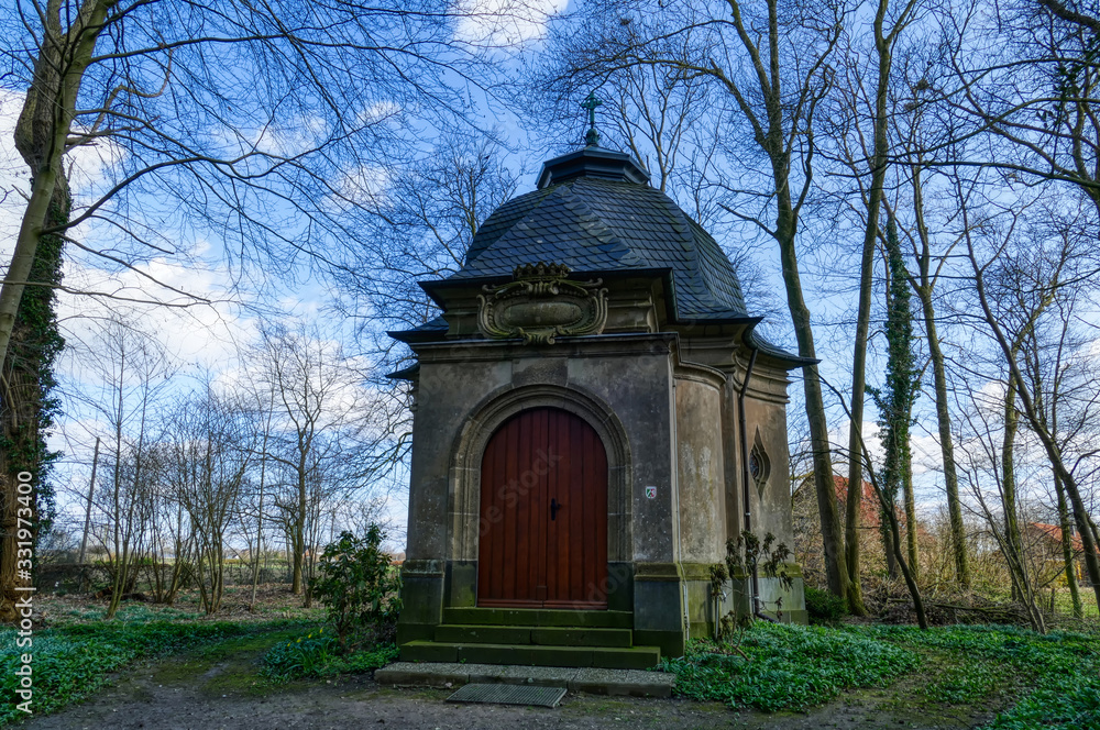 Fototapeta premium Kleine historische Kapelle an einem Schloss bei Haldern