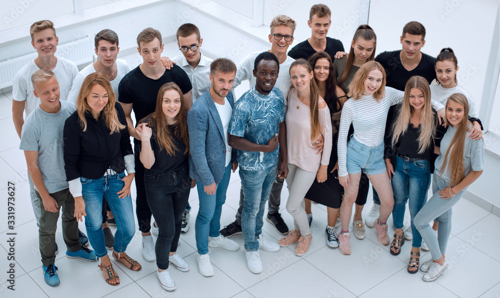 Obraz premium group of diverse young people looking at the camera
