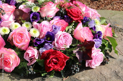 Blumen nach Beerdigung auf dem Friedhof