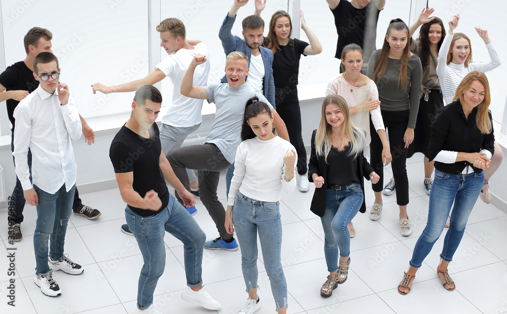 Obraz premium group of casual young people standing in a circle