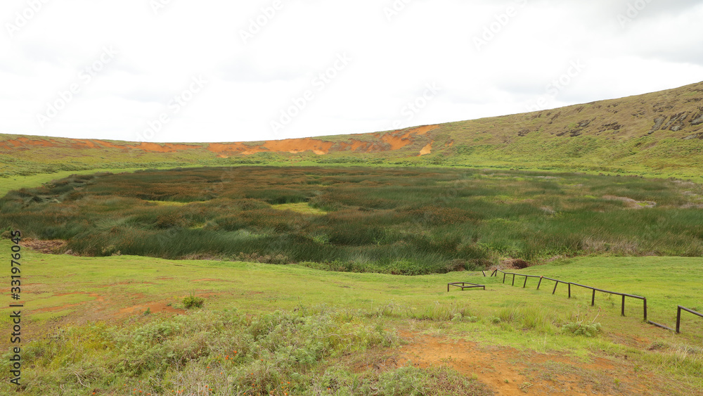 Fototapeta premium Cráter volcán Rano Raraku, Isla de Pascua, Chile