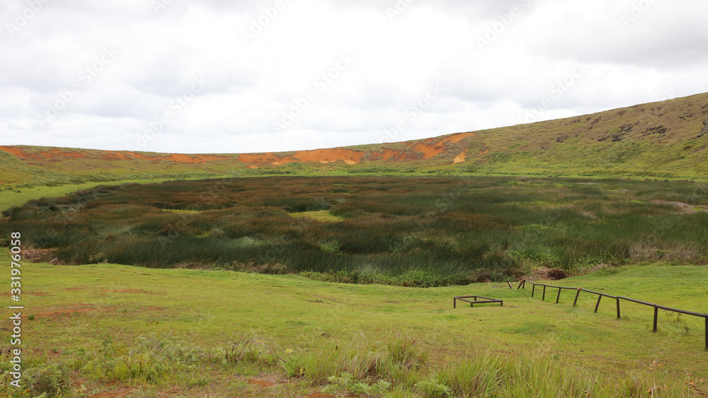 Fototapeta premium Cráter volcán Rano Raraku, Isla de Pascua, Chile
