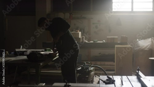 Mann arbeitet in Werkstatt