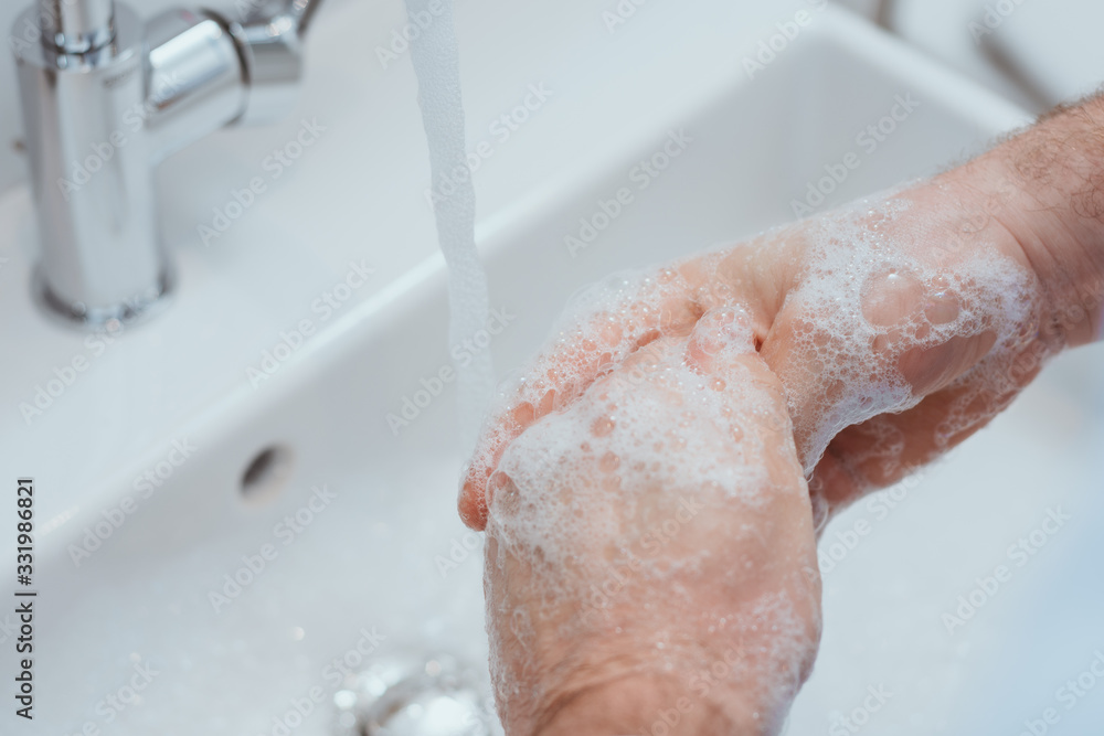 Fototapeta premium Hände waschen als Prävention gegen einen Virus. Hygiene als Schutz vor dem Corona Virus