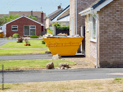 Foto Rubbish Skip on a Housing Estate