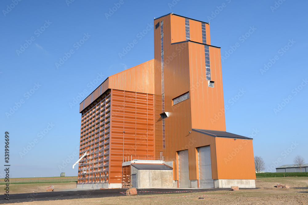 Nouvelle coopérative UCARH à Houdan (78). Silo de stockage céréales Nouvelle coopérative UCARH à Houdan (78). Silo de stockage céréales