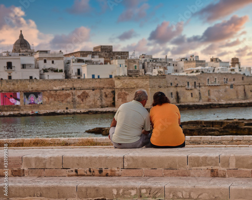 Fotografie Old couple relaxing together near the Italian sea