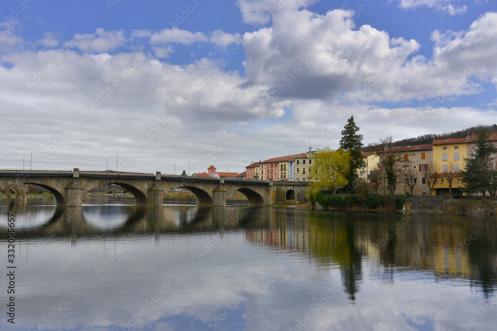 Obraz premium Pont de Galard et reflets de Brive-Charensac (43700) sur la Loire, département de la Haute-Loire en région Auvergne-Rhône-Alpes, France