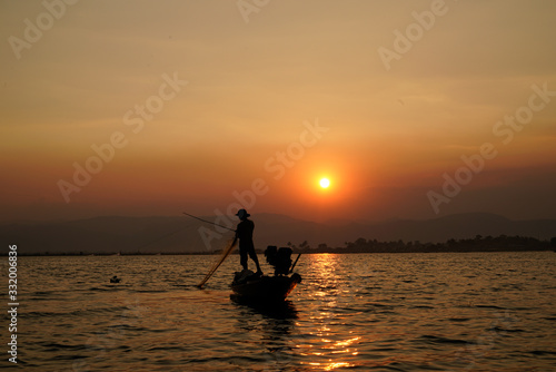 Pesca al tramonto sul lago Inle © Diego