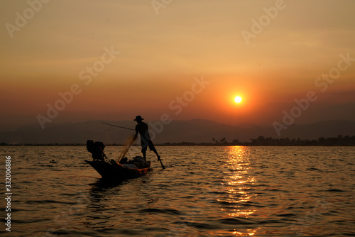 Pesca al tramonto sul lago Inle © Diego