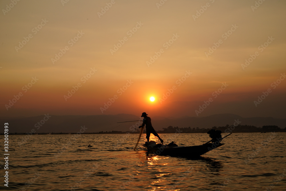 Pesca al tramonto sul lago Inle