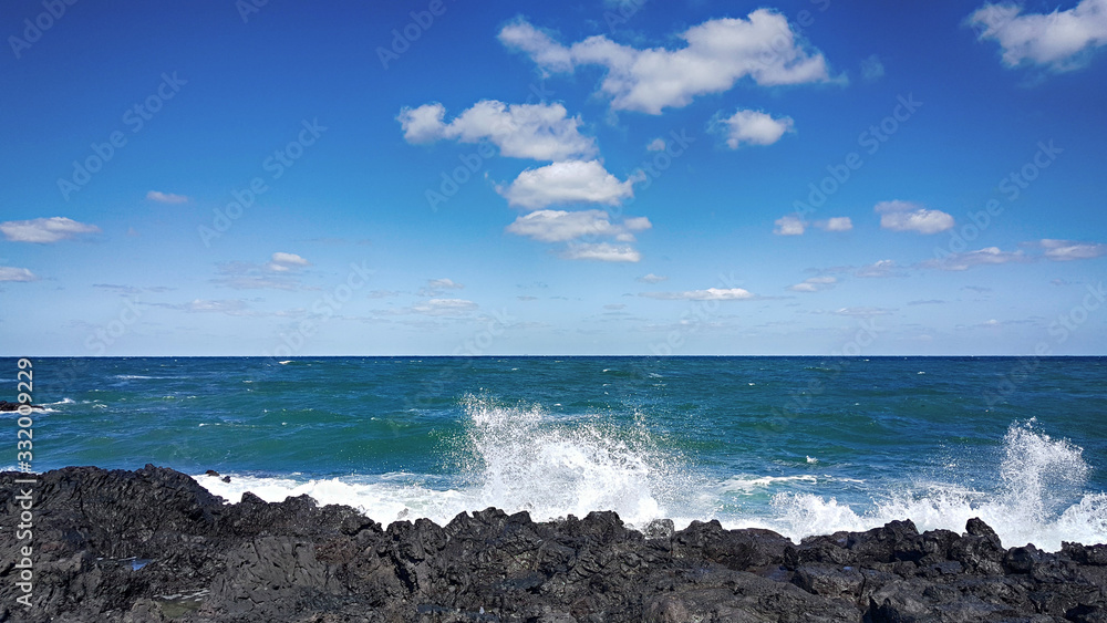 파란하늘 흰구름 바다 파도 해변