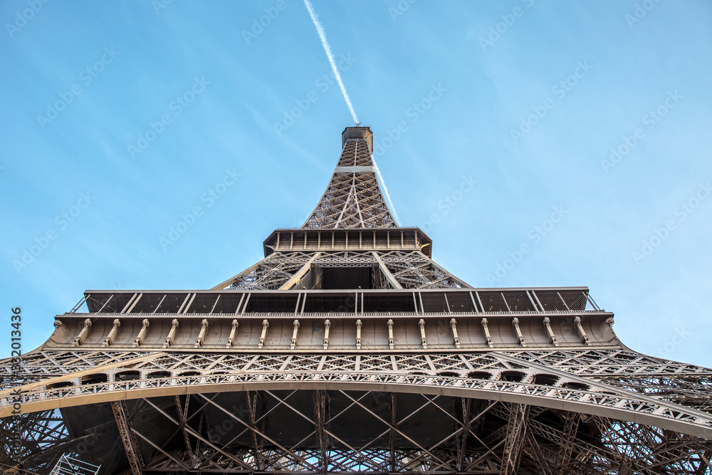 Vew of the Eiffel Tower from below .